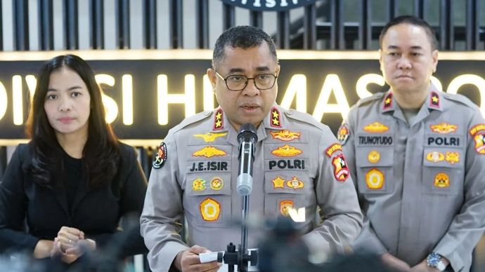 Kadiv Humas Polri Irjen Pol. Johnny Eddizon Isir (tengah).