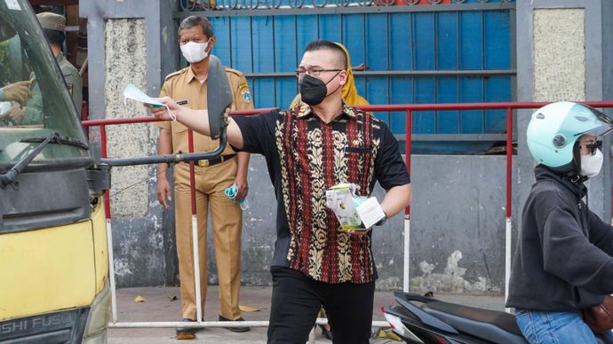  Anggota Komisi C DPRD DKI Jakarta, Hardiyanto Kenneth berinisiatif untuk membagikan masker gratis kepada masyarakat di Jalan Latumenten, Jakarta Barat