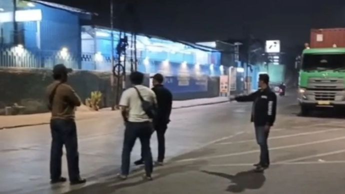 Unit Reserse Kriminal Polsek Metro Penjaringan melakukan olah tempat kejadian perkara terkait tindakan pria yang sengaja menabrakkan diri di kawasan Pluit, Penjaringan, Jakarta Utara.