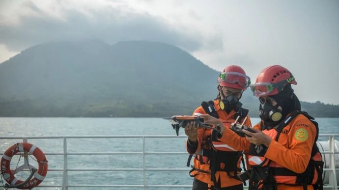 Personel Basarnas bersiap menerbangkan pesawat nirawak saat pencarian kapal cepat yang hilang kontak di Perairan Selat Sunda, Kabupaten Lampung Selatan, Lampung, Rabu, 9 September 2026. Tim SAR gabungan memperluas area pencarian dan membagi operasi menjadi empat Search and Rescue Unit (SRU) pada hari kedua pencarian terhadap delapan penumpang kapal cepat dari rombongan jurnalis yang dilaporkan hilang kontak saat meliput erupsi Gunung Anak Krakatau.