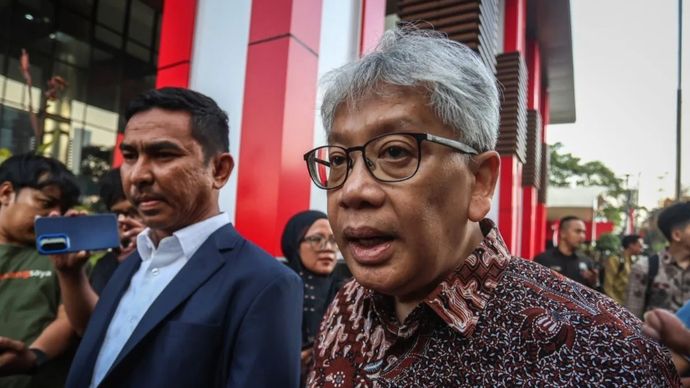 Mantan Direktur Utama Bank Pembangunan Daerah Jawa Barat dan Banten (BJB) Yuddy Renaldi (kanan) berjalan usai menjalani pemeriksaan di Gedung Merah Putih KPK, Jakarta, Kamis, 13 Agustus 2026. KPK memeriksa Yuddy Renaldi sebagai tersangka dalam perkara dugaan korupsi pengadaan barang dan jasa berupa iklan di Bank BJB tahun anggaran 2021-2023 yang merugikan negara sebesar Rp223 miliar. 