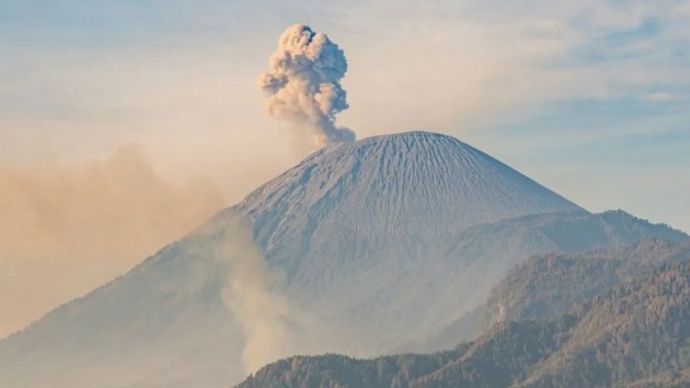Gunung Semeru kembali erupsi puluhan kali di 9 September 2026