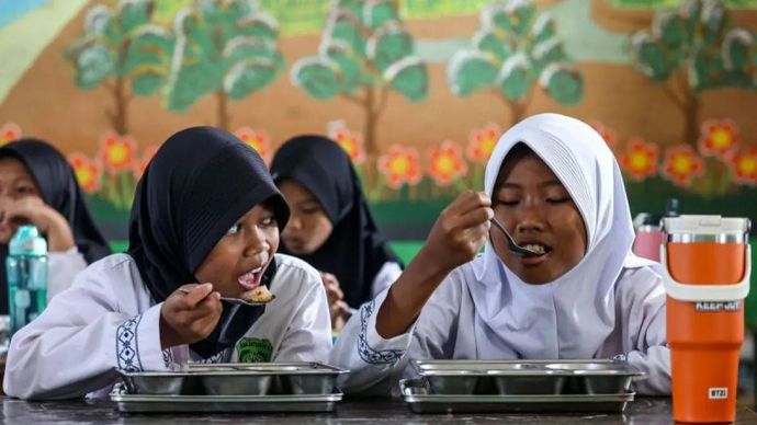 Dua siswa SDN Jati Asih X menyantap menu Makan Bergizi Gratis (MBG) di Jati Asih, Kota Bekasi, Jawa Barat, Jumat, 4 September 2026. Badan Gizi Nasional (BGN) memastikan anggaran MBG tahun 2027 sebesar Rp240,2 triliun untuk menjangkau 72,4 juta peneri