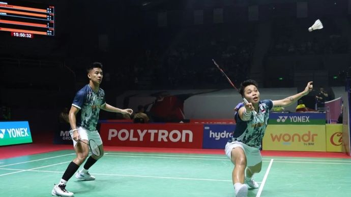 Pasangan pebulu tangkis Indonesia Dejan Ferdinansyah (kiri) dan Apriyani Rahayu (kedua kiri) pada seri XD-QF Polytron Pontianak Indonesia Masters 2026 di GOR Terpadu, Pontianak, Kalimantan Barat, Jumat, 4 September 2026.