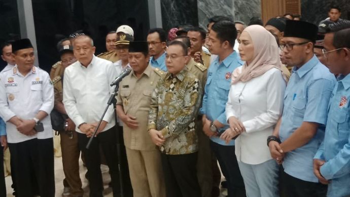 Pimpinan DPR RI bersama perwakilan kepala desa. 