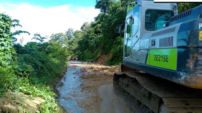 Alat berat Kementerian PU dikerahkan untuk membersihkan material tanah longsor yang menutup total Ruas Jalan Blangkejeren&ndash;Batas Gayo Lues/Aceh Tenggara, Provinsi Aceh.