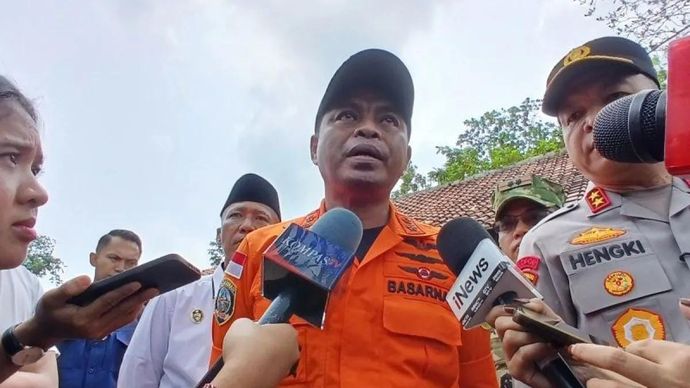 Kepala Kantor Pencarian dan Pertolongan Banten Al Amrad memberikan keterangan resmi terkait update operasi pencarian jurnalis yang hilang kontak di perairan Selat Sunda pada hari ke tiga di Pandeglang, Banten