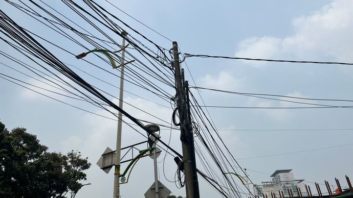 Kabel di Jalan Soepomo, Kecamatan Tebet, Jakarta Selatan