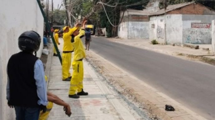 Petugas Suku Dinas Bina Marga Jakarta Barat menangani tiang utilitas miring serta kabel menjuntai yang dikeluhkan warga di Jalan Kamal Raya, Tegal Alur, Kalideres, Kamis (3/9/2026). 
