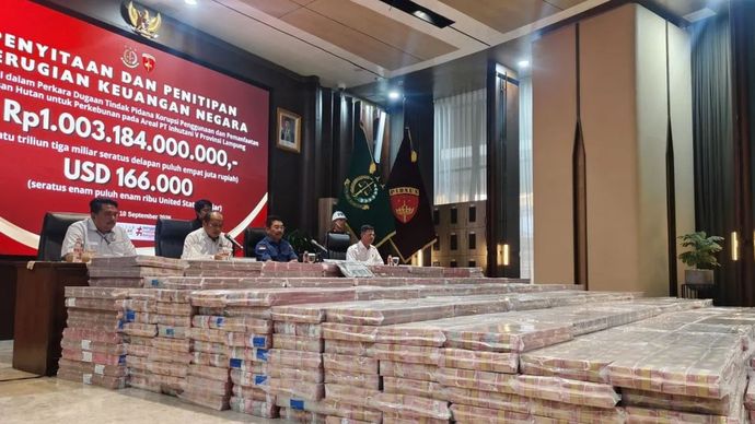 Jampidsus Kejaksaan Agung menggelar konferensi pers mengenai penyitaan uang senilai Rp1,003 triliun dan 166 ribu dolar AS dari PT PSMI terkait dugaan korupsi penggunaan dan pemanfaatan kawasan hutan untuk perkebunan oleh perusahaan tersebut di areal PT Inhutani V Lampung di Gedung Jampidsus Kejaksaan Agung, Jakarta, Kamis (10/9/2026).