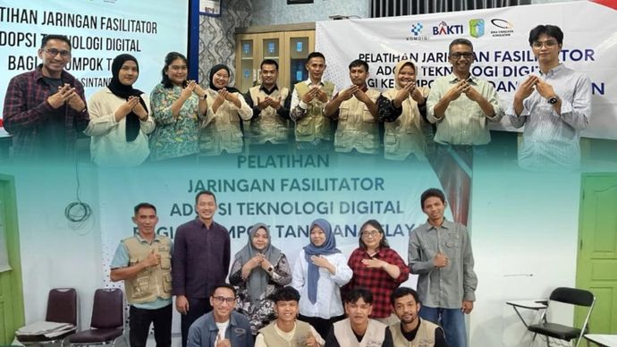 Foto bersama para peserta dan perwakilan instansi terkait dalam Pelatihan Jaringan Fasilitator Adopsi Teknologi Digital yang diselenggarakan BAKTI Komdigi untuk kelompok tani di Kabupaten Sintang dan kelompok nelayan di Kabupaten Kepulauan Anambas.