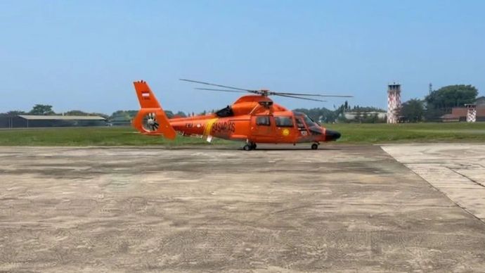 Basarnas Banten menerjunkan unit Helikopter Dauphin AS365 N3+ dengan nomor registrasi HR-3604 sebagai mendukung pencarian lima jurnalis yang hilang kontak di area perairan Selat Sunda, Kabupaten Pandeglang pada Kamis (10/9/2026)