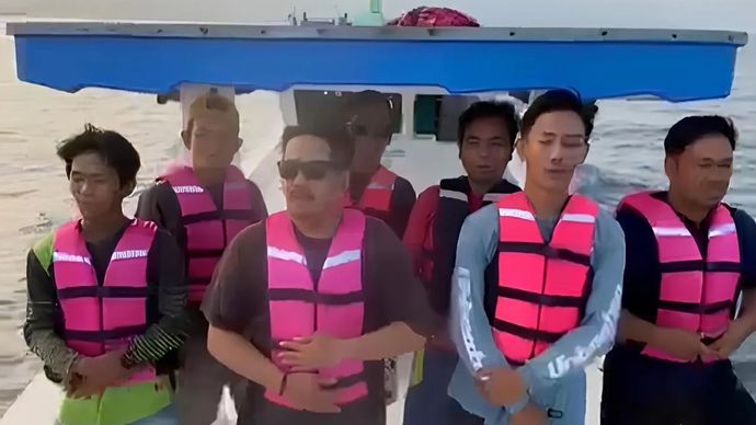 Sejumlah warga pesisir sekitar pantai Carita, Kabupaten Pandeglang, Banten, turut membantu dalam pelaksanaan operasi pencarian korban insiden speed boat membawa rombongan jurnalis yang hilang kontak di perairan Selat Sunda ketika meliput aktivitas Gunung Anak Krakatau (GAK) sejak Senin, 7 September 2026.