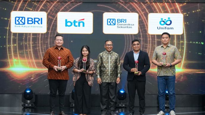 Direktur Information Technology BRI Saladin Dharma Nugraha Effendi (tengah) bersama para pemenang menerima penghargaan IDX Channel Anugerah Inovasi Indonesia 2026 di iNews Tower, Jakarta. BRI menyabet penghargaan kategori khusus lewat inovasi layanan BRImo Taiwan.