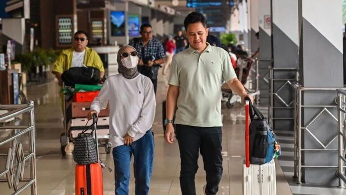 Calon penumpang pesawat berjalan menuju ruang keberangkatan di Bandara Halim Perdanakusuma, Jakarta, Selasa, 8 September 2026. Berdasarkan data pengelola bandara hingga pukul 13.45 WIB, sebanyak 14 penerbangan berangkat dengan total 804 penumpang dan empat penerbangan tiba dengan total 222 penumpang setelah operasional bandara sempat ditutup selama dua hari akibat sebaran abu vulkanik Gunung Anak Krakatau