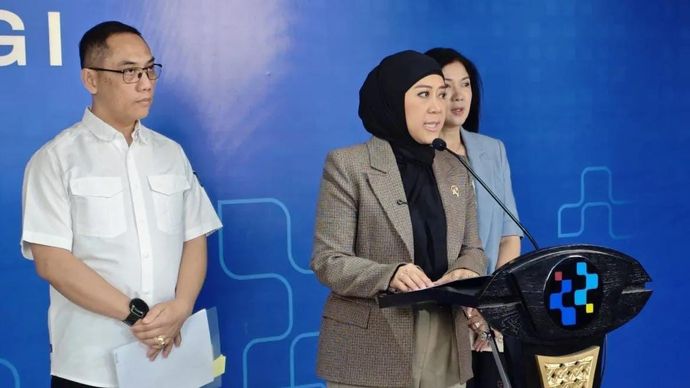 Menteri Komunikasi dan Digital Meutya Hafid (tengah) dan Direktur Jenderal Pengawasan Ruang Digital Kemkomdigi Alexander Sabar (kiri) saat menyampaikan paparannya dalam konferensi pers di Kantor Kementerian Komunikasi dan Digital, Jakarta pada Senin, 14 September 2026