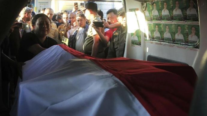Keluarga menangis histeris saat menyambut kedatangan peti berisi jenazah Wili Mbuik yang tiba di Bandara El Tari Kupang, Provinsi NTT