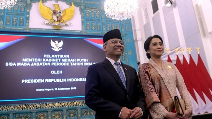 Pejabat baru Menteri Keuangan Suahasil Nazara (kiri) didampingi istri Christina Pusporini Messakh bersiap memberikan keterangna pers usai pelantikan di Istana Negara, Jakarta, Senin, 14 September 2026. Presiden Prabowo melantik Suahasil Nazara menjadi Menteri Keuangan Kabinet Merah Putih sisa masa jabatan 2024-2029 menggantikan Purbaya Yudhi Sadewa.