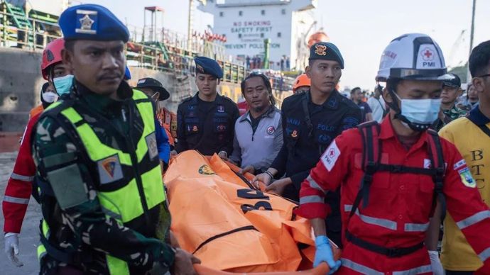 Petugas gabungan mengevakuasi satu jasad berjenis kelamin laki-laki menggunakan kantong jenazah dari Kapal tanker MT Mauhau yang merupakan korban kecelakaan Kapal Motor (KM) Virgo Transport 8 dari total 243 korban di Pelabuhan Trisakti Banjarmasin, Kalimantan Selatan, Senin, 14 September 2026