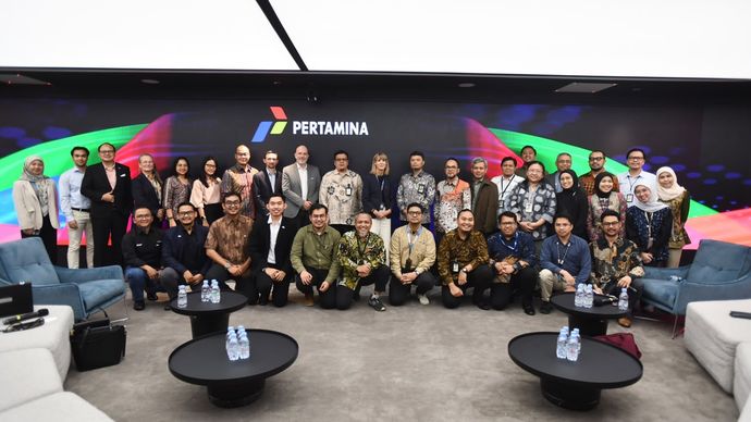 Jajaran manajemen Pertamina berfoto bersama delegasi dari Swedia saat kunjungan di Pertamina Digital Hub, Grha Pertamina, Jakarta Pusat, Kamis (10/9/2026). Pertemuan tersebut membahas strategi transformasi digital, Dual Growth Strategy, serta peluang kolaborasi dalam transisi energi dan bisnis rendah karbon antara Indonesia dan Swedia.