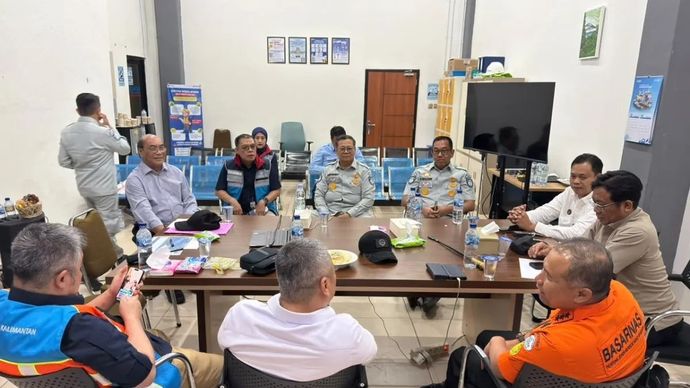 Jajaran Jasa Raharja Group, petugas Basarnas, Menteri Perhubungan Dudy Purwagandhi, serta instansi terkait berkoordinasi dalam penanganan musibah KM Virgo Transport 8 di Posko SAR Pelabuhan Trisakti, Banjarmasin, Kalimantan Selatan, Minggu, 13 September 2026.