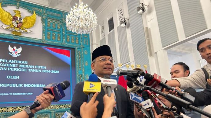 Menteri Keuangan Suahasil Nazara memberikan keterangan pada awak media usai dilantik di Istana Negara, Jakarta, Senin (14/9/2026). 