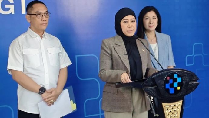 Menteri Komunikasi dan Digital Meutya Hafid (tengah) menyampaikan paparan dalam konferensi pers di Kantor Kementerian Komunikasi dan Digital, Jakarta, Senin, 14 September 2026.