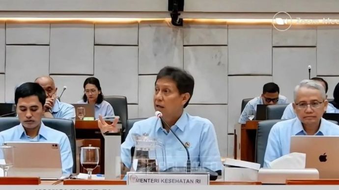 Menteri Kesehatan Budi Gunadi Sadikin (tengah) dalam rapat bersama DPR di Jakarta, Senin, 14 September 2026.
