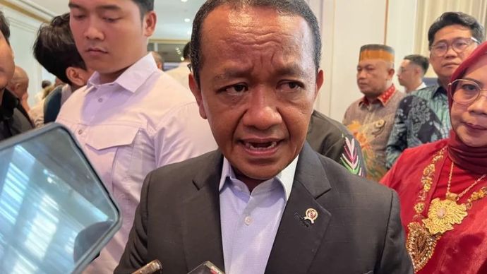 Menteri Energi dan Sumber Daya Mineral (ESDM) Bahlil Lahadalia memberi keterangan setelah acara Innovation Technology for Social and Environmental Awards (InTechSEA) yang digelar di Jakarta