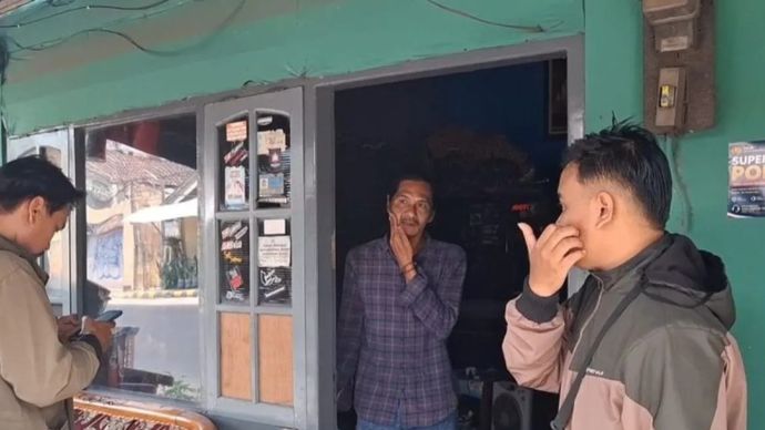 Situasi di rumah yang diduga korban tenggelam Kelurahan Bujel, Kecamatan Mojoroto, Kota Kediri, Jawa Timur, Senin, 14 September 2026. Sekeluarga diduga menjadi penumpang KM Virgo Transport 8 yang dilaporkan terbalik dan tenggelam di perairan Laut Jawa. 