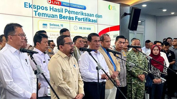 Menteri Pertanian sekaligus Kepala Badan Pangan Nasional (Bapakas) Andi Amran Sulaiman (tengah), Kepala Badan Komunikasi Pemerintah (Bakom) Muhammad Qodari (kedua kiri), dan pihak terkait lainnya dalam ekspos hasil pemeriksaan dan temuan beras fortifikasi di Kantor Pusat Kementerian Pertanian, Jakarta, Selasa, 15 September 2026