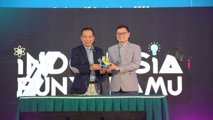 Kepala Badan Pengawas Obat dan Makanan (BPOM) RI Taruna Ikrar dan Menteri Koperasi RI Ferry Juliantono menyampaikan pesan penyemangat kepada ribuan mahasiswa Universitas Andalas, Padang. (Istimewa)