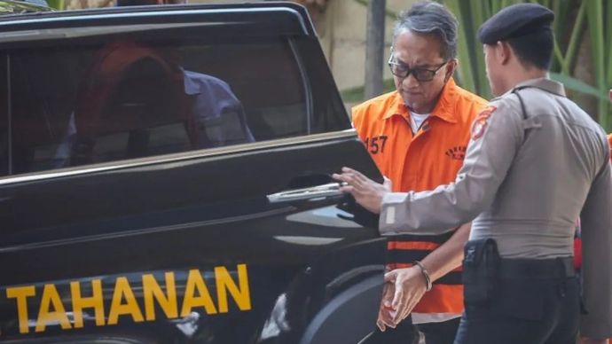 Tersangka kasus dugaan suap di lingkungan Direktorat Jenderal Bea dan Cukai, Gatot Heroe Hernanda (tengah) berjalan menuju ruang pemeriksaan di Gedung Merah turun dari mobil tahanan setibanya di Gedung Merah Putih KPK, Jakarta, Senin, 14 September 2026. Penyidik KPK melakukan pemeriksaan lanjutan terhadap Kepala Kantor Pengawasan dan Pelayanan (KPP) Bea dan Cukai Kediri tersebut sebagai tersangka dalam penyidikan kasus dugaan suap di lingkungan Direktorat Jenderal Bea dan Cukai Kementerian Keuangan.