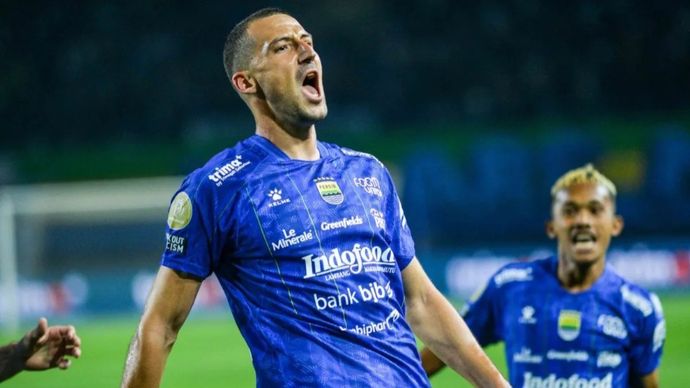 Pesepak bola Persib Bandung Balsa Sekulic berseleberasi usai mencetak gol ke gawang PSM Makassar saat bertanding pada laga perdana BRI Super League 2026-2027 di Stadion Gelora Bandung Lautan Api (GBLA), Bandung, Jawa Barat, Minggu, 6 September 2026. Persib Bandung berhasil mengalahkan PSM Makassar dengan skor 3-1.