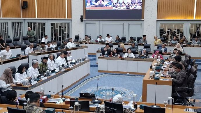 Menteri Kehutanan Raja Juli Antoni (kiri, meja depan) mengikuti rapat kerja bersama Komisi IV DPR RI di Kompleks Parlemen, Senayan, Jakarta, Rabu, 16 September 2026.