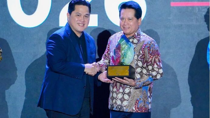 Menpora RI Erick Thohir menyerahkan trofi penghargaan Indonesia Sports Industry of the Year 2026 kepada Direktur Utama BRI Hery Gunardi atas kontribusi BRI dalam membangun ekosistem olahraga nasional