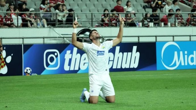 Bek Persib Bandung saat bermain pada laga perdana Grup E AFC Champions League Two (ACL Two) 2026/2027 melawan FC Seoul di Stadion Piala Dunia Seoul, Korea Selatan, Rabu, 16 September 2026