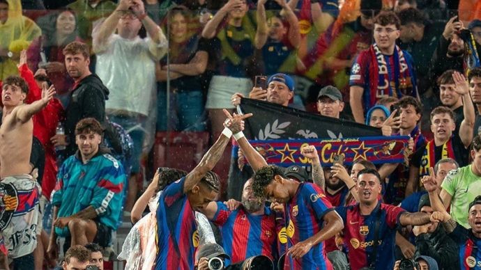 Penyerang FC Barcelona Raphinha (kiri) merayakan golnya dengan rekan setim Lamine Yamal usai membobol gawang Racing Santander pada laga La Liga di Barcelona, Spanyol, Rabu, 16 September 2026.