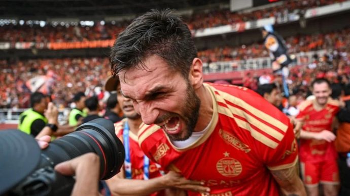 ARSIP - Pesepak bola Persija Jakarta Denis Kolinger merayakan gol rekannya Ivan Mamut saat bertanding melawan Persib Bandung pada pertandingan BRI Super League di Stadion Utama Gelora Bung Karno, Jakarta, Sabtu, 12 September 2026. Persija Jakarta menang dengan skor 2-1. 
