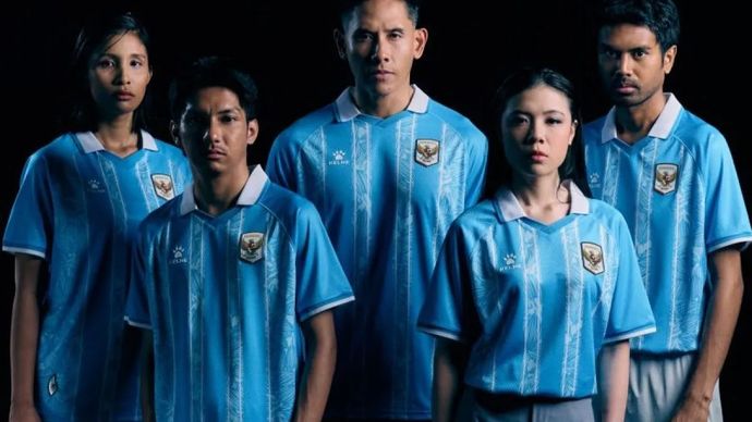Sejumlah model mengenakan jersi ketiga Timnas Indonesia yang diluncurkan Kelme di Jakarta, kamis, 17 September 2026