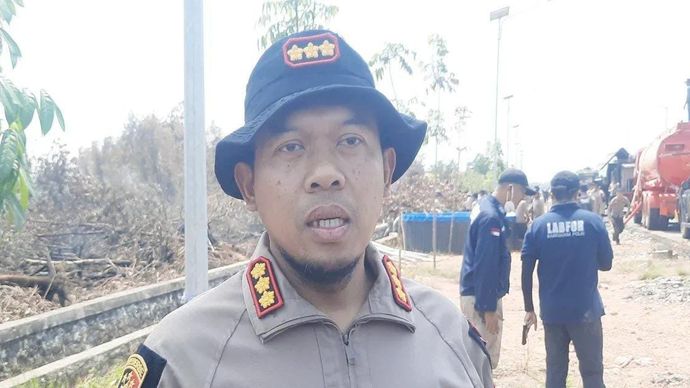 Direktur Reskrimsus Polda Kalsel Kombes Pol Sigit Haryono ditemui di lokasi lahan terbakar sekitar Bandara Internasional Syamsudin Noor di Banjarbaru.