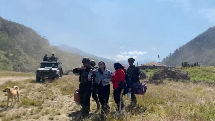 Pangkoops TNI Habema Brigjen TNI Riyanto memerintahkan bantuan evakuasi udara terhadap Ibu Sinta Bilolo, istri almarhum Aris sanda, dari Distrik Mbua menuju Wamena