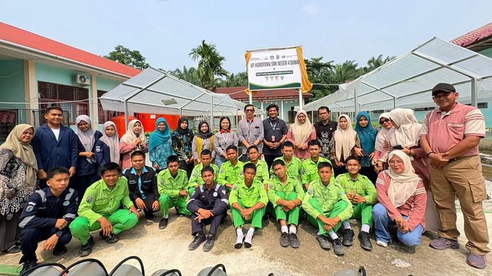 Siswa-siswi SMKN 4 Dumai memanfaatkan rumah kaca hidroponik sebagai ruang belajar langsung, merasakan sendiri proses menanam, merawat, hingga memanen