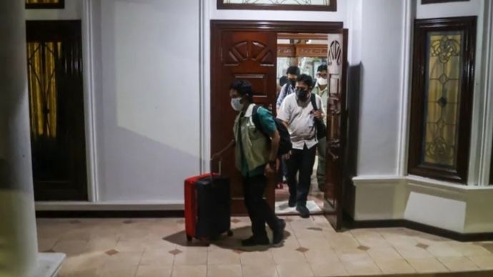 KPK membawa koper seusai melakukan penggeledahan di rumah Direktur Jenderal Pengendalian dan Penertiban Tanah dan Ruang (Dirjen PPTR) Kementerian ATR/BPN, Lampri di Perumahan Jatiwaringin Asri, Bekasi