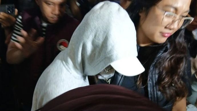 Petugas dari Polresta Bandara Soetta menggiring selebgram bernama Julia Prastini atau dikenal dengan Jule untuk menjalani rehabilitas setelah tertangkap terkait kasus penyalahgunaan cairan e-cigarette atau vape yang mengandung zat etomidate di Tangerang, Banten pada Sabtu, 19 September 2026.