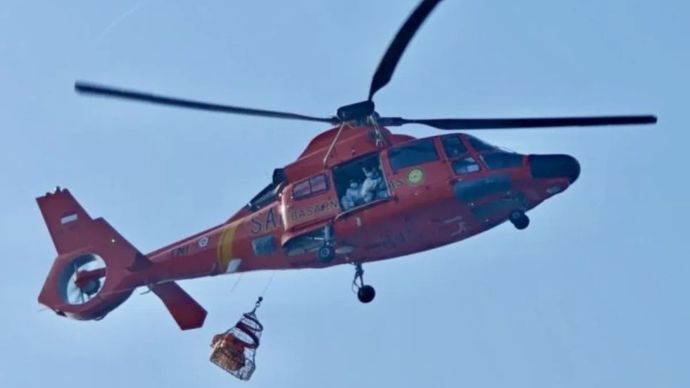 Helikopter HR 3601 milik Basarnas mengevakuasi satu jasad yang baru ditemukan korban kecelakaan KM Virgo Transport 8 pada operasi SAR hari kedelapan di perairan Masalembo, Laut Jawa, Minggu, 20 September 2026.