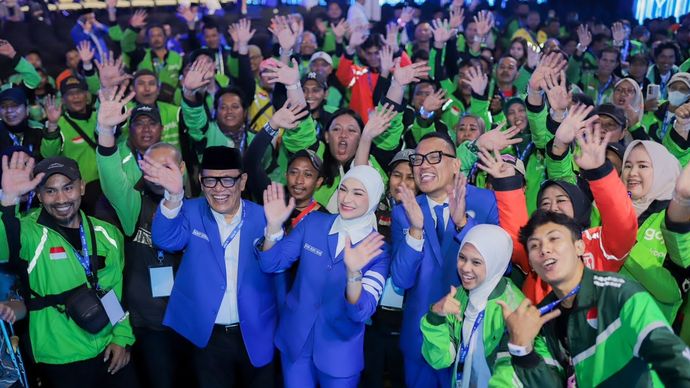 Ketua Fraksi PAN DPR RI Putri Zulkifli Hasan (tengah) bersama jajaran pengurus PAN dan perwakilan pengemudi ojek online menyapa peserta pada malam puncak perayaan HUT ke-28 Partai Amanat Nasional (PAN) di Jakarta International Convention Center (JICC), Jakarta, Jumat (18/9/2026). Dalam peringatan ulang tahun ini, PAN menjadikan pengemudi ojol, petani, serta elemen masyarakat lainnya sebagai tamu kehormatan.