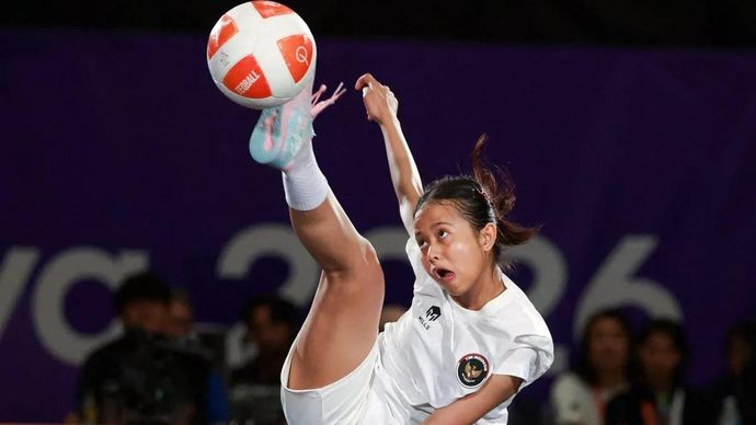 Atlet tunggal putri teqball Indonesia Sumaya melakukan servis ke arah atlet tunggal putri teqball Myanmar Wai Khin Hnin saat pertandingan final nomor tunggal putri Teqball di Asian Games 2026 di Nagoya, Jepang, Minggu, 20 September 2026. Sumaya meraih medali perak usai dikalahkan oleh Wai Khin Hnin dengan skor 12-10, 8-12, dan 9-12