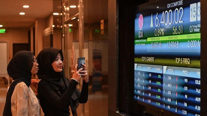 Pengunjung memotret layar pergerakan Indeks Harga Saham Gabungan (IHSG) di Bursa Efek Indonesia (BEI), Jakarta, Jumat, 7 Agustus 2026