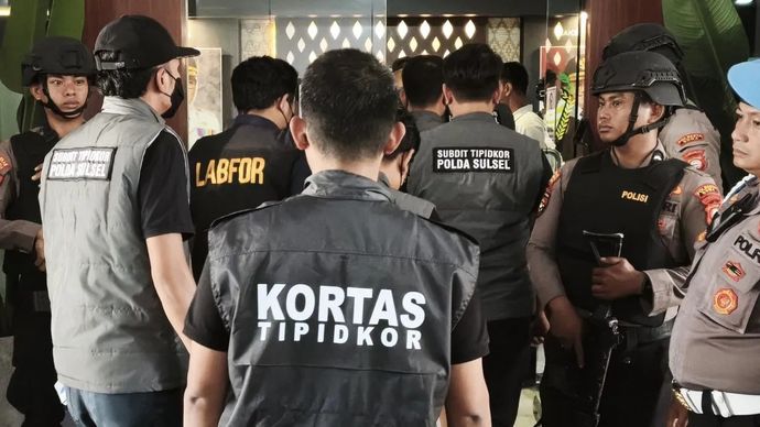 Tim gabungan tindak pidana korupsi bersiap memasuki ruangan sebelum menggeledah Kantor Bupati Gowa di Jalan Masjid Raya, Kabupaten Gowa, Sulawesi Selatan, Senin, 21 September 2026.